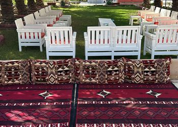 مزرعة بمسطح اخضر وجلسة خارجية 