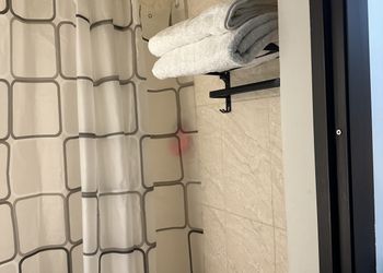 استديو بسرير ماستر وأثاث مريح 