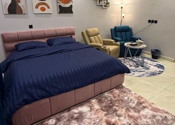 استديو بأثاث مريح وبسيط 