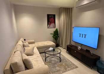 شقة بصالة مريحة ودخول ذاتي 