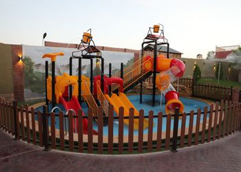 كوخ بجلسة خارجية ومسطح اخضر