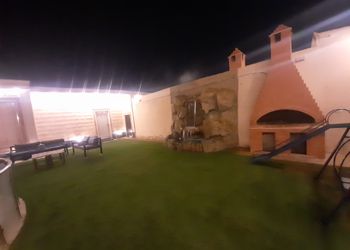 شاليه بجلسة تطل على مسبح خارجي 