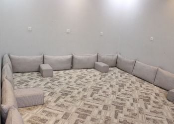 شاليه بمسطح اخضر وجلسة خارجية