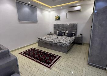 شقة بغرفة معيشة وغرفتين نوم 