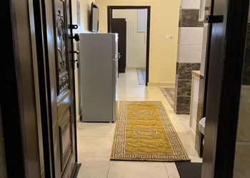 شقة بصالة وغرف نوم
