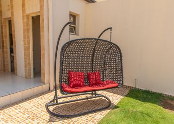 شاليه بمسطح اخضر وجلسة خارجية