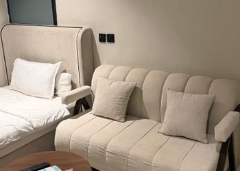 استديو بسرير فردي وجلسة جانبية
