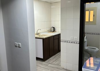 استديو بسرير ماستر وأثاث مريح 