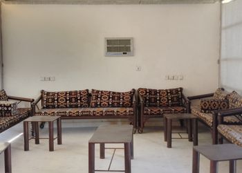 مزرعة بمسطح اخضر وجلسة خارجية 