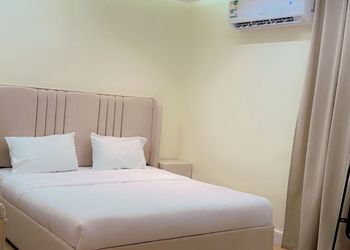 استديو بسرير ماستر وجلسة جانبية