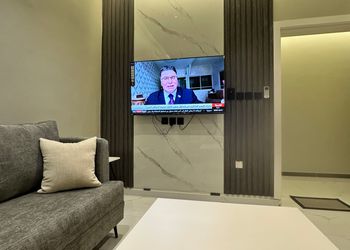 شقة بصالة أنيقة ودخول ذاتي 