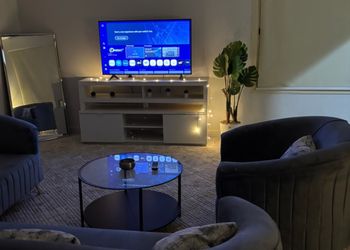 استديو بأثاث مريح وبسيط 