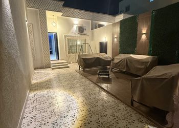 شاليه بألعاب أطفال وجلسة خارجية