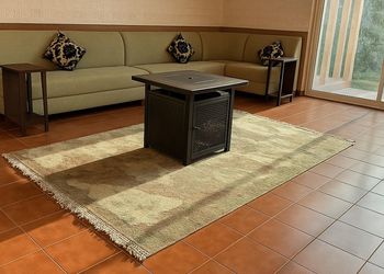 شاليه بمسطح اخضر ومسبح