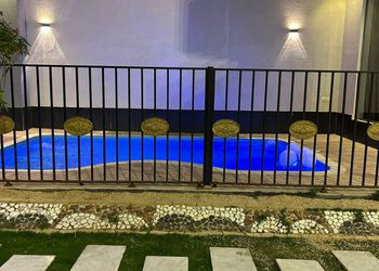 شاليه بجلسة خارجية على مسطح اخضر