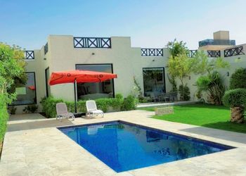 شاليه بمسطح اخضر ومسبح 