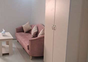 استديو بأثاث مريح وبسيط 