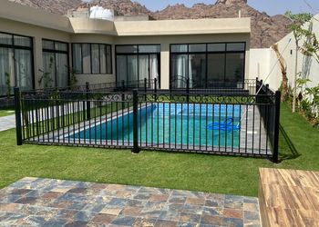 شاليه بجلسة خارجية ومسطح اخضر