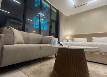 استديو بأثاث مريح وبسيط 