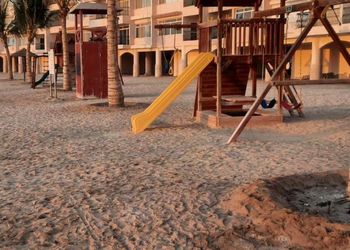 شقة بصالة وثلاث غرف نوم بموقع مميز 
