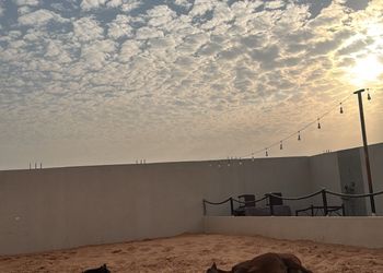 استراحة بجلسة خارجية و اسطبل خيل 