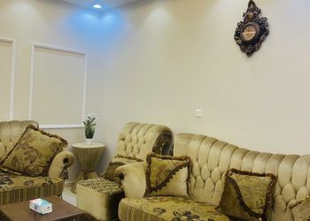 شقة بصالة وثلاث غرف نوم 