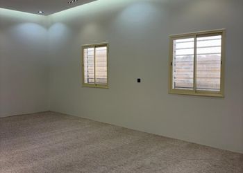 استراحة بمسطح اخضر وجلسة خارجية