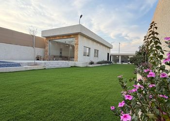 شاليه بمسطح اخضر وجلسة خارجية