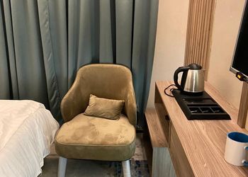 غرفة بأثاث مريح وجميل وراقي 