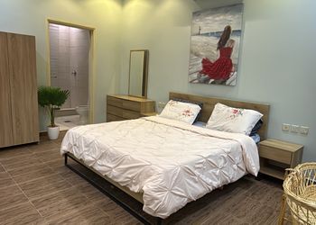 شاليه بمسبح ومسطح اخضر 