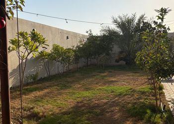 استراحة بمجلس واسع وفناء خارجي
