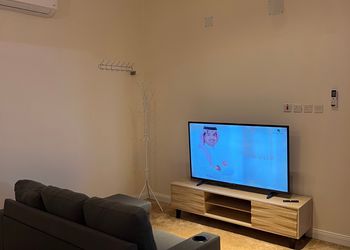 شاليه بجلسة خارجية ومسطح اخضر