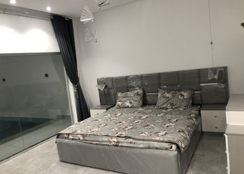 شاليه بصالة مطلة على المسبح