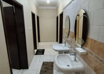 شقة بصالة وثلاث غرف نوم