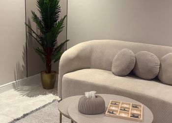 استديو بأثاث مريح وبسيط 