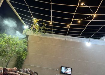 استراحة بجلسة وملعب كرة قدم