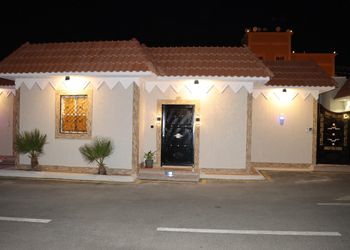 شقة بثلاث غرف نوم و صالة 