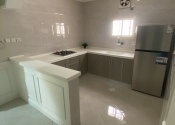 استراحة بمجلس انيق ومسطح اخضر