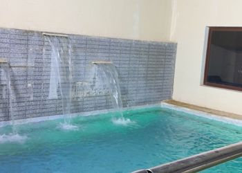 شاليه بمسطح اخضر وجلسة خارجية 