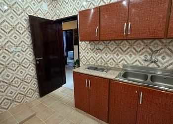 شقة بغرفة معيشة وغرفتين نوم
