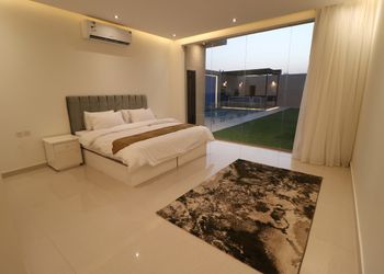 شاليه بجلسة تطل على مسبح خارجي 