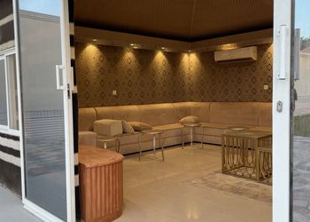 استراحة بمسبح داخلي ومسطح اخضر
