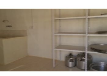 مزرعة بمسطحات خضراء وبيت شعر 