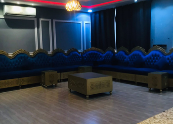 شاليه بجلسة خارجية ومسطح اخضر