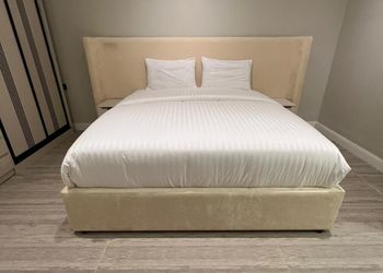 استديو بأثاث مريح وبسيط 