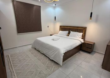 استديو بأثاث مريح وبسيط 