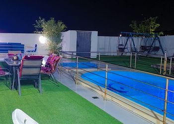 شاليه بجلسة تطل على مسبح خارجي 