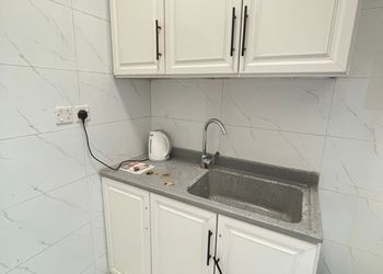 استديو بأثاث مريح وبسيط 