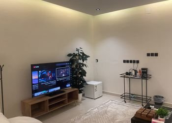 استديو بأثاث مريح وبسيط 