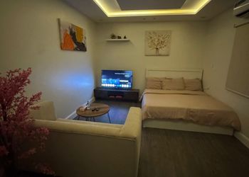 استديو بسرير ماستر وجلسة مريحة 